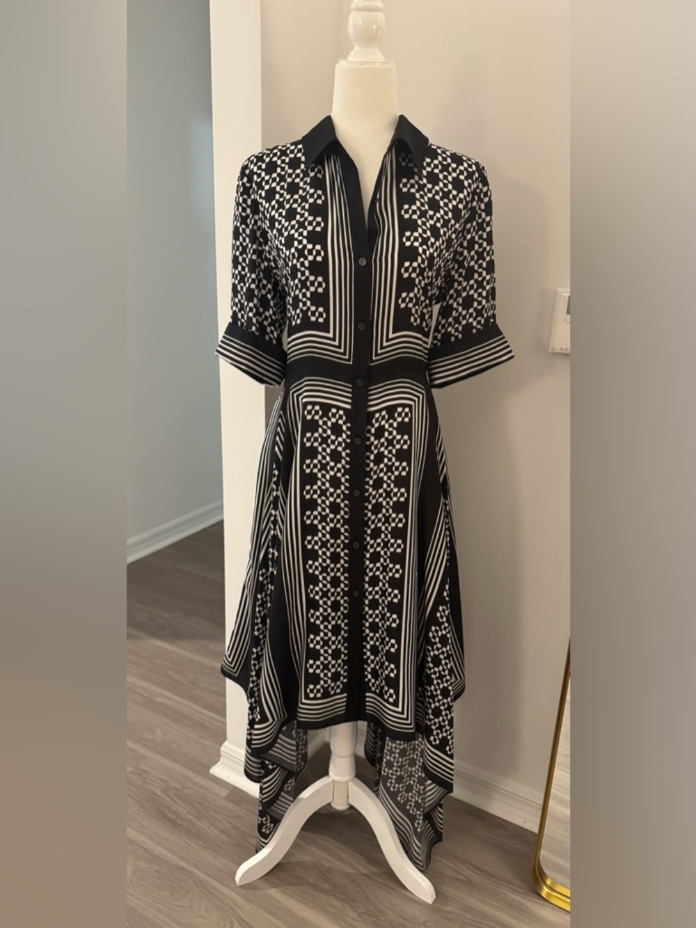 SIMKHAI
Abrielle printed TENCEL™ and silk-blend maxi shirt dress size L- NWT - Picture 7 of 13